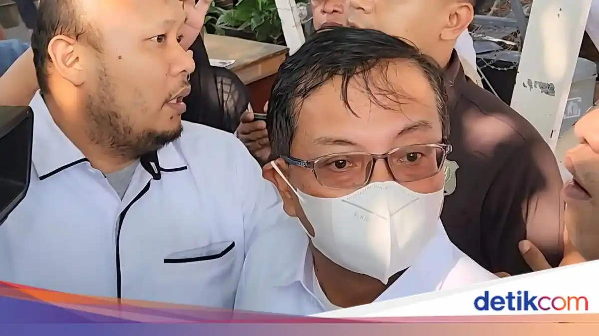 Sestama BNPB Rustian Meninggalkan Gedung KPK Usai Jalani Pemeriksaan OTT