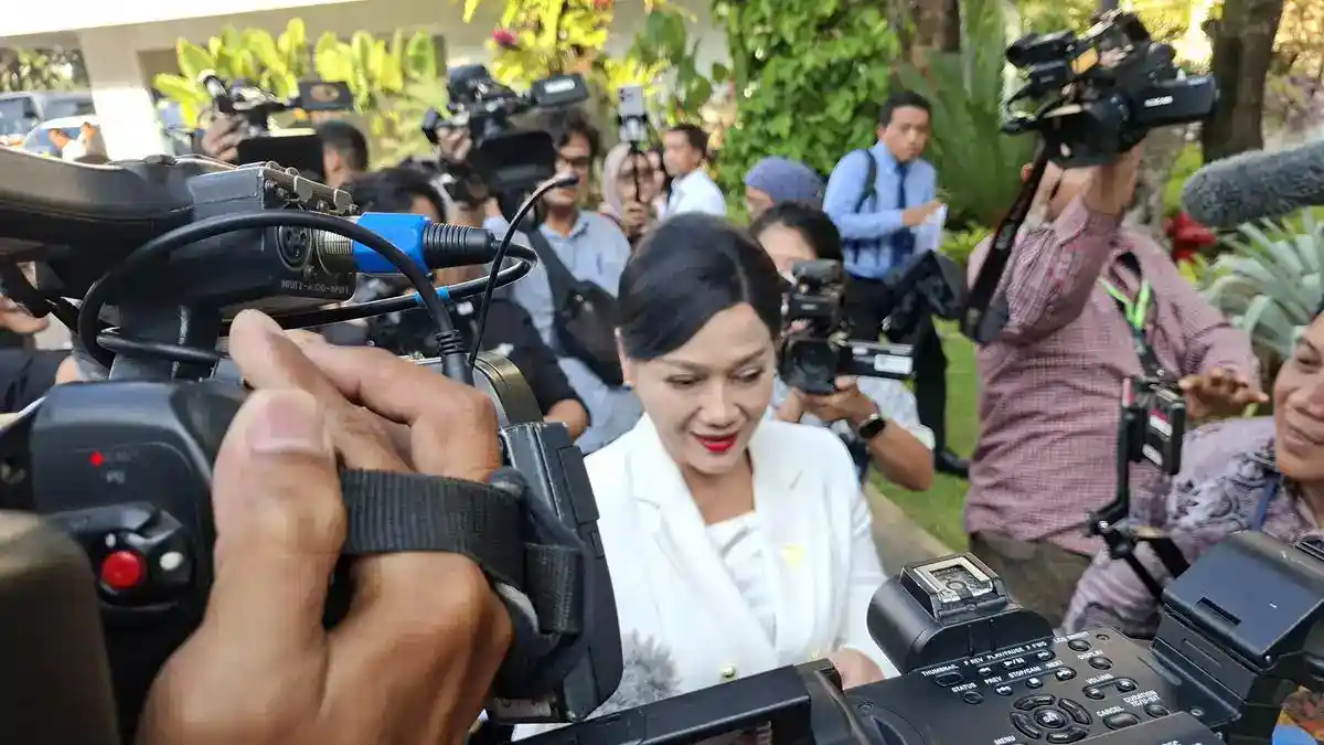 IHSG Ditutup Nyaris 5.000, OJK Sebut Tekanan Mulai Mereda